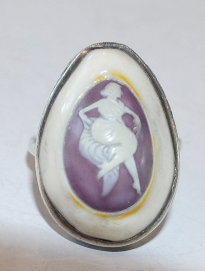 FLAPPER CAMEO RING